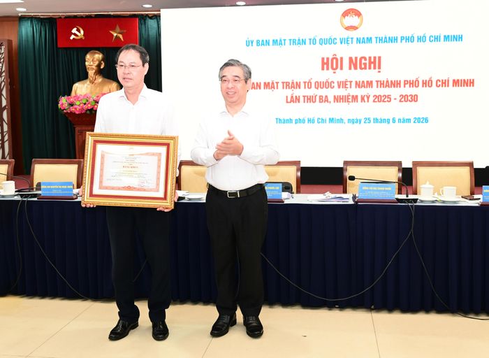 Phó Bí thư Thành ủy, Chủ tịch Ủy ban MTTQ Việt Nam TPHCM Nguyễn Phước Lộc trao Bằng khen của Thủ tướng Chính phủ cho đồng chí Nguyễn Thành Trung. Ảnh: VĂN MINH 