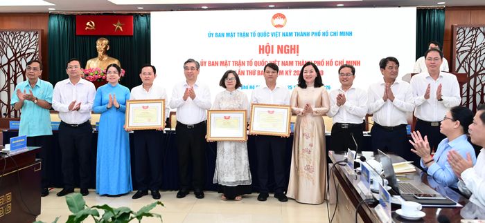  Phó Bí thư Thành ủy, Chủ tịch Ủy ban MTTQ Việt Nam TPHCM Nguyễn Phước Lộc cùng lãnh đạo Ủy ban MTTQ Việt Nam TPHCM trao Bằng khen, chúc mừng các tập thể, cá nhân. Ảnh: VĂN MINH 