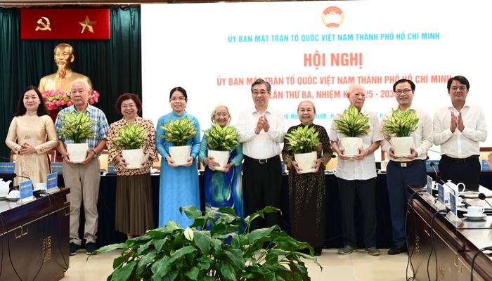  Phó Bí thư Thành ủy, Chủ tịch Ủy ban MTTQ Việt Nam TPHCM Nguyễn Phước Lộc và lãnh đạo Ủy ban MTTQ Việt Nam TPHCM tặng cây xanh chúc mừng các Ủy viên Ủy ban MTTQ Việt Nam TPHCM khóa I. Ảnh: VĂN MINH 