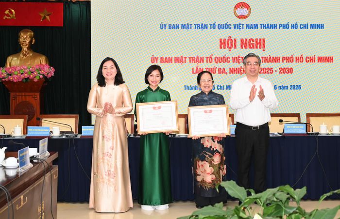  Phó Bí thư Thành ủy, Chủ tịch Ủy ban MTTQ Việt Nam TPHCM Nguyễn Phước Lộc và Phó Chủ tịch Thường trực Ủy ban MTTQ Việt Nam TPHCM Trương Thị Bích Hạnh trao bằng khen cho Anh hùng lao động, Thầy thuốc nhân dân, GS-TS-BS Nguyễn Thị Ngọc Phượng, Phó Chủ tịch không chuyên trách Ủy ban MTTQ Việt Nam TPHCM và Chủ tịch Ủy ban MTTQ Việt Nam phường Hòa Hưng Trần Thanh Ngọc vì có thành tích tiêu biểu trong công tác "Đền ơn đáp nghĩa". Ảnh: QUỐC THANH 