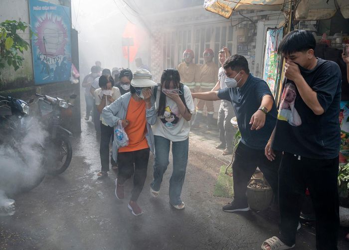 Người dân phường Xuân Hòa thực tập phương án chữa cháy, cứu nạn cứu hộ tại các địa bàn dân cư đông đúc, hẻm nhỏ