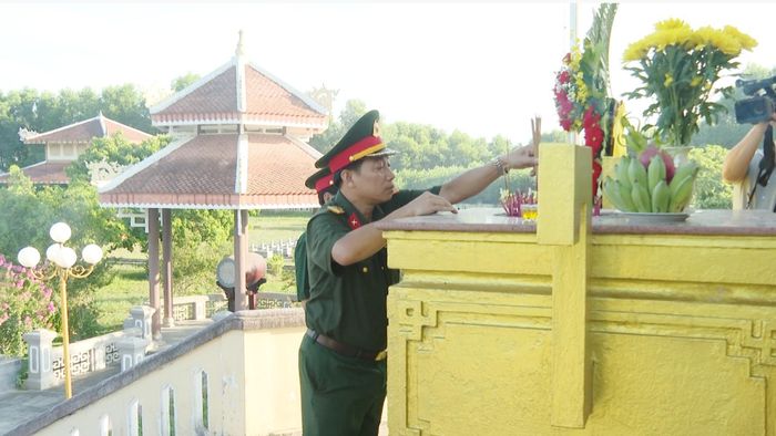  Dâng hương tưởng nhớ các anh hùng liệt sĩ 