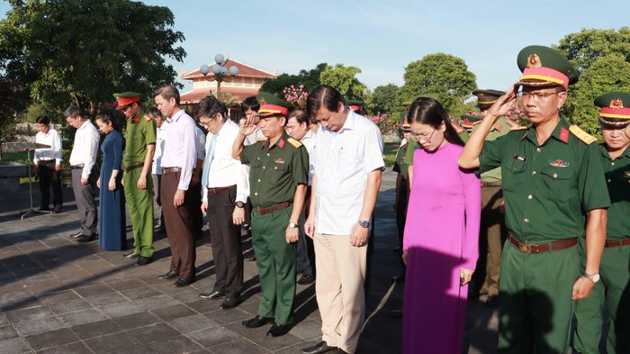  Các đại biểu dành một phút mặc niệm tưởng nhớ, tri ân công lao các anh hùng liệt sĩ 