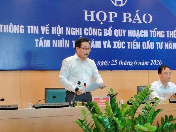  Ông Lê Trung Hiếu, Phó Giám đốc Sở Tài chính Hà Nội thông tin tại họp báo chiều 25-6. Ảnh: NGUYỄN QUỐC 