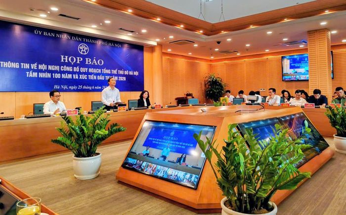  UBND TP Hà Nội họp báo thông tin về hội nghị xúc tiến đầu tư và công bố Quy hoạch tổng thể Thủ đô Hà Nội tầm nhìn 100 năm. Ảnh: NGUYỄN QUỐC 