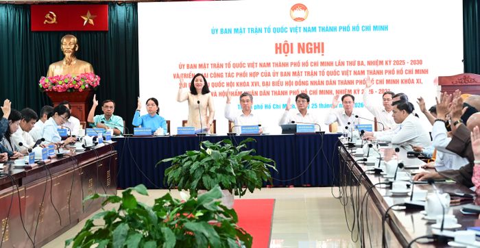  Đồng chí Nguyễn Phước Lộc cùng các đại biểu biểu quyết thông qua nghị quyết hội nghị. Ảnh: VĂN MINH 