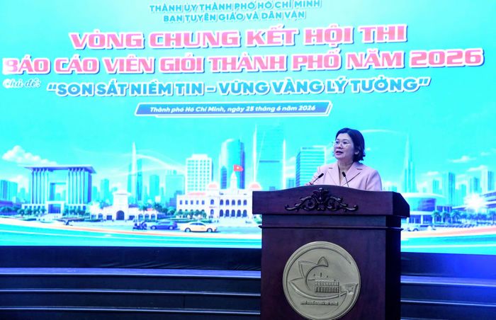  Đồng chí Văn Thị Bạch Tuyết phát biểu tại hội thi 