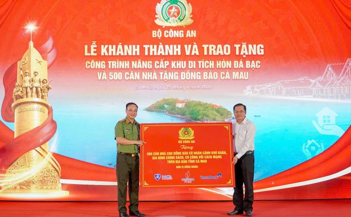 Thượng tướng Phạm Thế Tùng trao bảng tượng trưng tặng 500 căn nhà cho đồng bào Cà Mau 