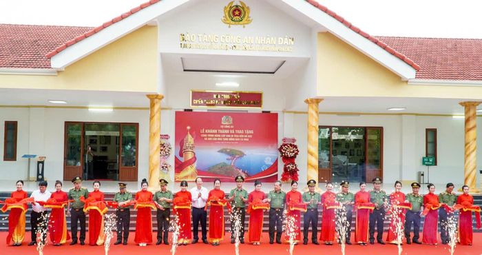  Các đại biểu thực hiện nghi thức khánh thành công trình nâng cấp Di tích Quốc gia Hòn Đá Bạc. 