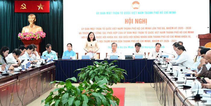  Phó Chủ tịch Thường trực Ủy ban MTTQ Việt Nam TPHCM Trương Thị Bích Hạnh phát biểu, điều hành hội nghị. Ảnh: VĂN MINH 