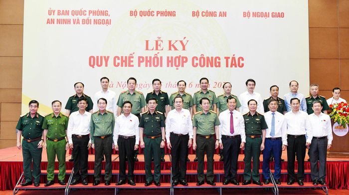  Chủ tịch Quốc hội Trần Thanh Mẫn và các đại biểu dự lễ ký Quy chế phối hợp. Ảnh: CẨM HÀ 