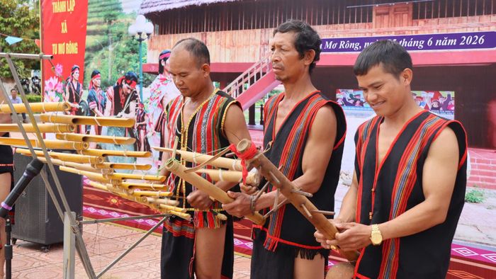  Các nghệ nhân biểu diễn nhạc cụ dân tộc. Ảnh: HỮU PHÚC 