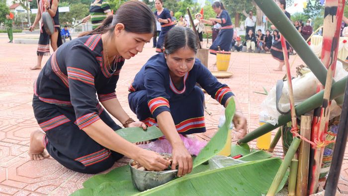  Tái hiện nghi lễ của đồng bào Xơ Đăng. Ảnh: HỮU PHÚC 