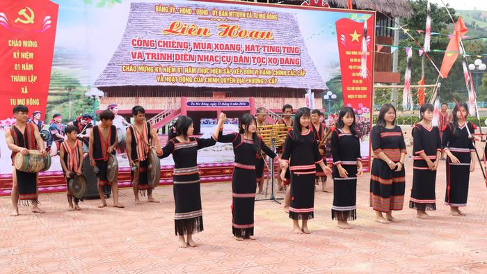  Màn biểu diễn mang đậm bản sắc văn hóa của đồng bào Xơ Đăng. Ảnh: HỮU PHÚC 