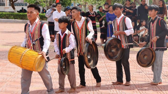  Biểu diễn cồng chiêng, đánh trống. Ảnh: HỮU PHÚC 