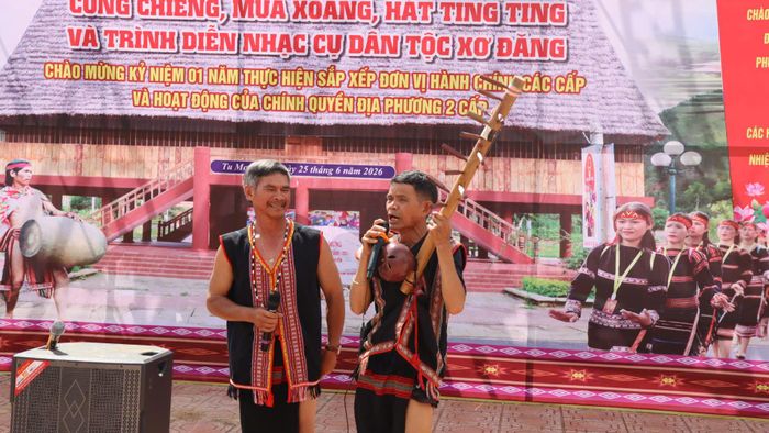  Thể hiện điệu hát Ting Ting. Ảnh: HỮU PHÚC 