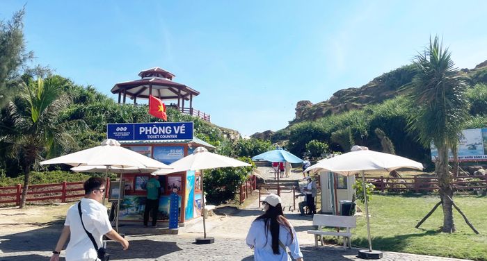 Giá vé tham quan khu du lịch Eo Gió đang tăng lên gấp đôi