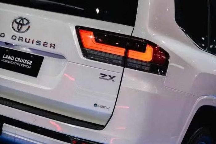 Bên cạnh hệ thống động cơ, một điểm khác biệt cũng đáng chú ý trên Land Cruiser 300 HEV nằm ở bình nhiên liệu, khi phiên bản VXR được trang bị bình xăng dung tích 98 lít, trong khi phiên bản GR Sport sở hữu bình xăng 68 lít, lớn hơn so với các phiên bản chỉ dùng động cơ đốt trong.