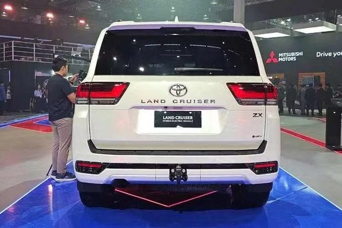 Theo Toyota, hệ thống động cơ hybrid kết hợp khung gầm cứng vững không chỉ giúp Toyota Land Cruiser 300 HEV vận hành mạnh mẽ, êm ái trên đường trường mà còn sở hữu khả năng off-road linh hoạt, khi động cơ điện có thể cung cấp phản ứng bướm ga mượt mà và đồng đều ngay cả trên địa hình khó khăn nhất.