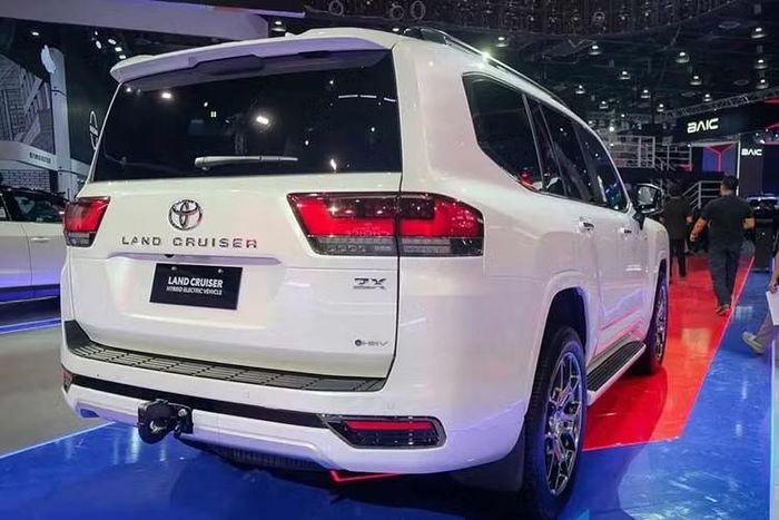 Về ngoại hình, so với các phiên bản trước đây thì Toyota Land Cruiser 300 HEV được trang bị cản trước thấp hơn và thiết kế ống hút gió được sửa đổi, dành riêng cho phiên bản VXR. Phiên bản này cùng với bản GR Sport đều có huy hiệu "457 TT" dọc theo hai bên và biểu tượng "HEV" trên cửa khoang hành lý.