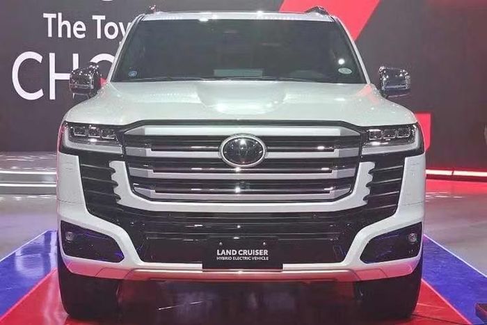 Mức giá xe Toyota Land Cruiser HEV được niêm yết ở mức 6,93 triệu peso Philippines (tương đương gần 3 tỷ đồng), trở thành biến thể đắt nhất trong dải sản phẩm Land Cruiser tại thị trường này. Tại Việt Nam, Toyota Land Cruiser LC300 hybrid cũng đã được một số đại lý nhận đặt cọc. Xe dự kiến ra mắt thị trường Việt vào quý 4/2026 với giá cao hơn bản xăng.