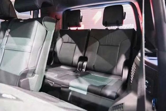 Như vậy, với việc sử dụng hệ thống hybrid, Land Cruiser 300 HEV hiện là phiên bản sở hữu khả năng vận hành mạnh mẽ nhất của dòng xe Land Cruiser 300. Thậm chí, sức mạnh vận hành có thể sánh ngang xe SUV hạng sang Lexus LX700h.