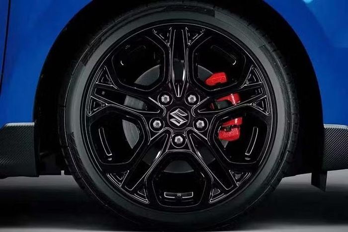 Ngoài ra gói phụ kiện này còn có ốp gương giả sợi carbon, miếng bảo vệ tay nắm cửa, nắp bình nhiên liệu thiết kế riêng, đề-can trên nắp ca-pô và bộ bàn đạp bằng thép không gỉ.