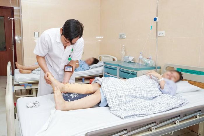 Bác sĩ thăm khám cho bệnh nhân sau phẫu thuật - Ảnh BVCC