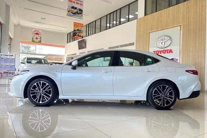 Toyota Camry vẫn là mẫu sedan hạng D bán chạy nhất Việt Nam.