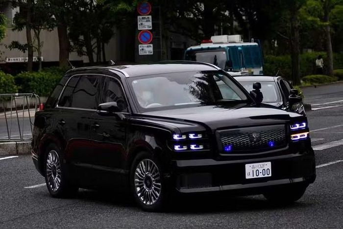 Toyota Century SUV mới có khả năng vận hành thuần điện trong phạm vi 69 km. Toyota cũng xác nhận sẽ ra mắt phiên bản hiệu suất cao GR Century SUV do bộ phận Gazoo Racing phát triển.