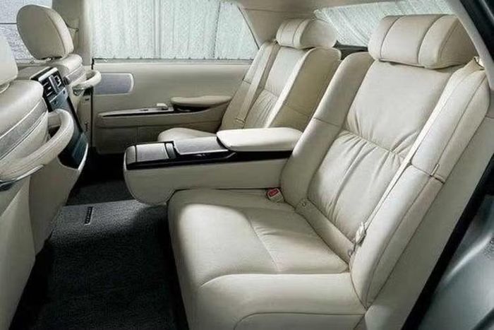 Về vận hành, nếu không có thay đổi, mẫu xe Toyota Century SUV sẽ vẫn sử dụng hệ truyền động plug-in hybrid, kết hợp động cơ V6 3.5L, công suất 406 mã lực, kết hợp cùng hệ dẫn động 4 bánh toàn thời gian E-Four Advanced.