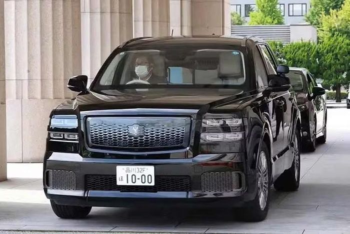Như vậy, mẫu Century SUV sẽ chính thức thay thế cho dòng Toyota Century sedan vốn gắn liền với hình ảnh các đời lãnh đạo Nhật suốt nhiều năm qua. Theo mô tả của truyền thông địa phương, mẫu xe mới được xem như một “văn phòng di động”, phù hợp với lịch trình dày đặc và nhu cầu di chuyển liên tục của Thủ tướng.