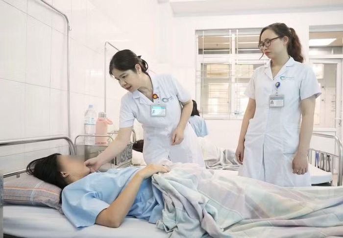 Bác sĩ thăm khám cho bệnh nhân - Ảnh BVCC