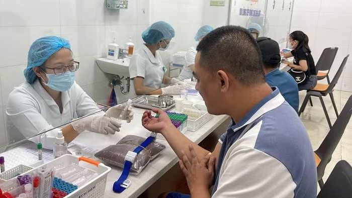  Người dân đi khám buổi tối tại Bệnh viện Bạch Mai. Ảnh:VGP/HM
