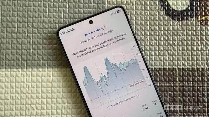 Không dừng lại ở đó, điện thoại Galaxy còn sở hữu công cụ kiểm tra và tối ưu sóng Wi-Fi được giấu bên trong mục Connectivity Labs. Tính năng này có thể tạo bản đồ cường độ tín hiệu trong từng khu vực của ngôi nhà, giúp người dùng xác định vị trí đặt router hiệu quả nhất. Đặc biệt, hệ thống còn hỗ trợ so sánh nhiều mạng hoặc nhiều băng tần Wi-Fi khác nhau để đánh giá chất lượng phủ sóng thực tế. (Ảnh Android Authority)