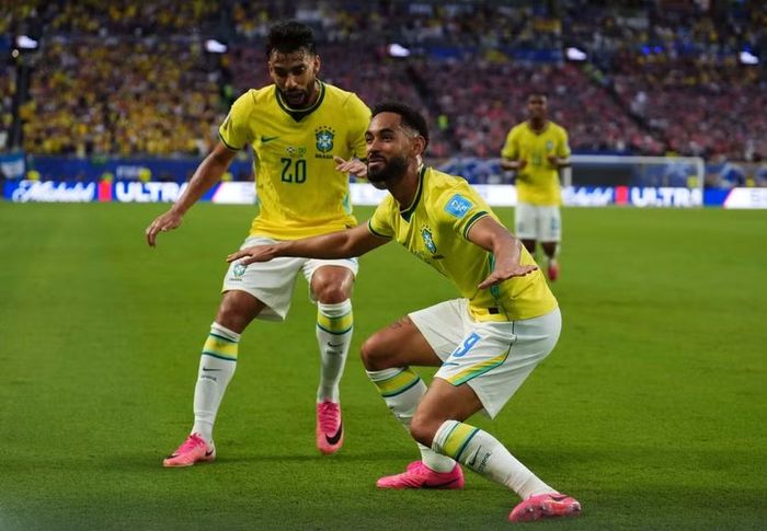 Matheus Cunha lại một lần nữa thể hiện màn ăn mừng lướt sóng quen thuộc của mình.