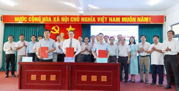 Trường Cao đẳng Kon Tum tổ chức Chương trình làm việc và ký kết hợp tác 3 bên giữa Nhà trường – Chính quyền địa phương – Doanh nghiệp năm 2026.