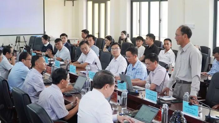 Đại diện các doanh nghiệp làm việc với Trường Cao đẳng Kon Tum và lãnh đạo UBND các xã để kết nối đào tạo, tuyển dụng lao động.