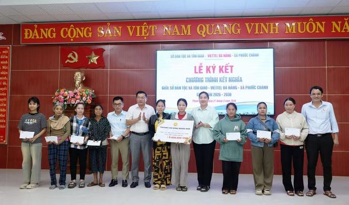 Trường Cao đẳng Quảng Nam trao tặng các suất quà hỗ trợ cho bà con địa phương xã Phước Chánh (Đà Nẵng).