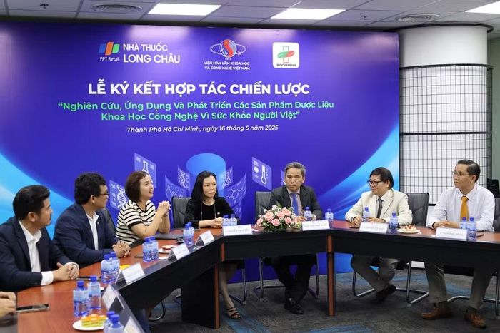 GS.TS.BS Nguyễn Cửu Khoa (thứ 2 từ phải sang) tại lễ ký kết với đối tác thương mại hóa kết quả nghiên cứu.