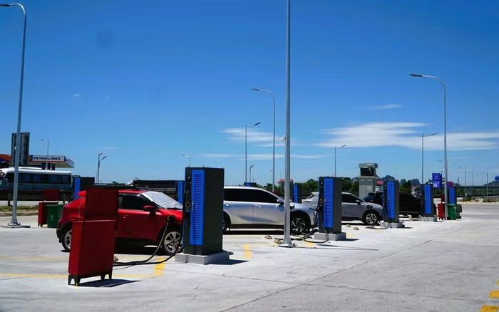 Hai bên trạm dừng nghỉ đều có cây xăng và trạm sạc để phục vụ người dân.