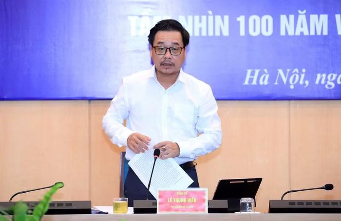 Ông Lê Trung Hiếu, Phó Giám đốc Sở Tài chính Hà Nội thông tin tại họp báo.