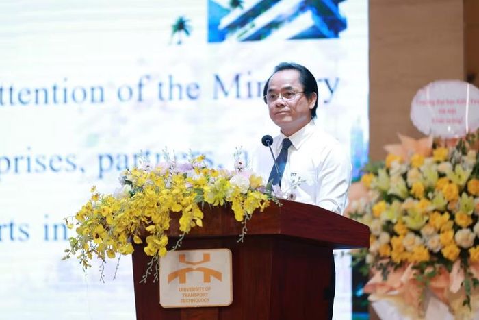 PGS.TS Vũ Ngọc Khiêm, Phó Hiệu trưởng Thường trực Trường Đại học Công nghệ Giao thông vận tải phát biểu tại hội thảo.