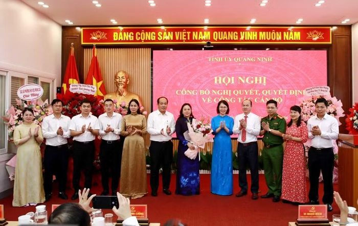Tập thể lãnh đạo phường Móng Cái 1 tặng hoa chúc mừng bà Nguyễn Thị Hiền, Bí thư Đảng ủy phường Móng Cái 1.