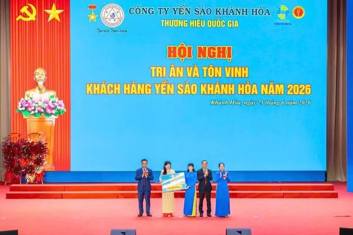 Công ty Yến sào Khánh Hòa đã trao số tiền 200 triệu đồng cho Quỹ nhân ái Khánh Hòa.