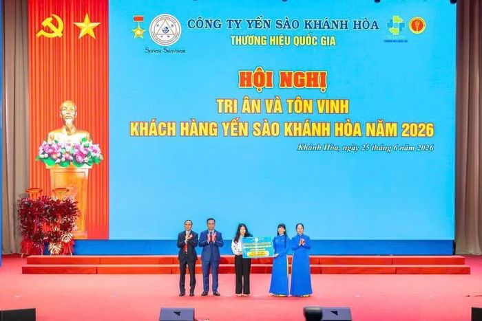 Trao 50 suất học bổng với số tiền 50 triệu đồng cho học sinh có hoàn cảnh khó khăn tại phường Đông Ninh Hòa.