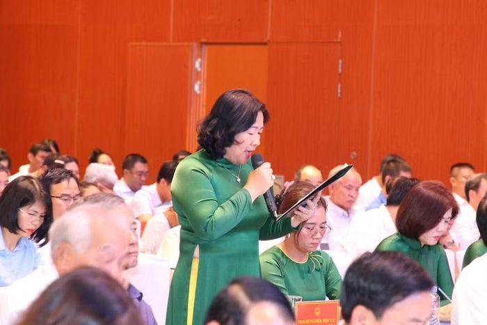 Nhiều đại diện doanh nghiệp, hợp tác xã đặt câu hỏi với Đoàn Đại biểu tại hội nghị.