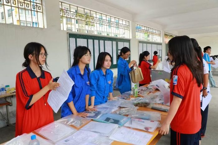 Lực lượng thanh niên tình nguyện tiếp sức mùa thi tại Trường THPT chuyên Hạ Long.