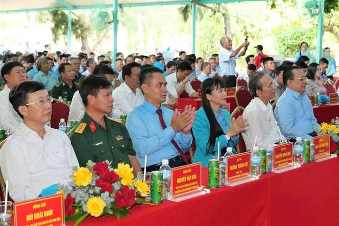 Phó Chủ tịch UBND tỉnh Trần Hòa Nam biểu dương những đóng góp, thành tựu của Công ty Yến sào Khánh Hòa qua nhiều thế hệ.
