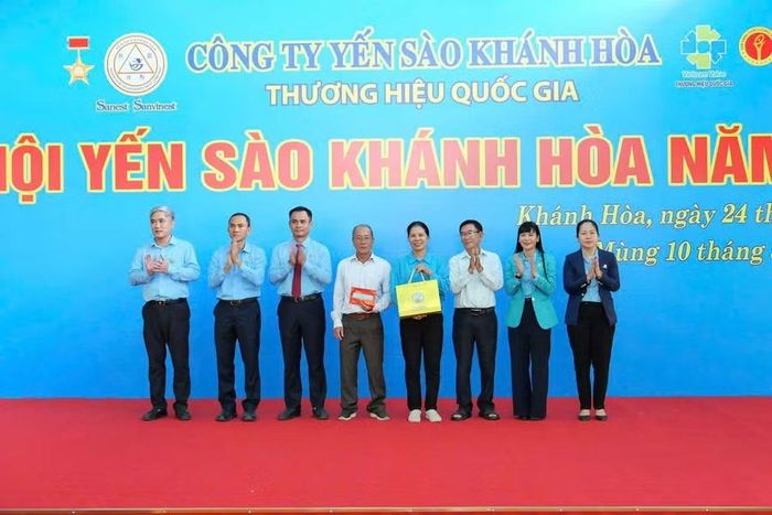 Tri ân, tặng quà lưu niệm cho Chi tộc họ Lê Vĩnh Nguyên, Phước Hải và cựu cán bộ công nhân Công ty Yến sào Khánh Hòa.